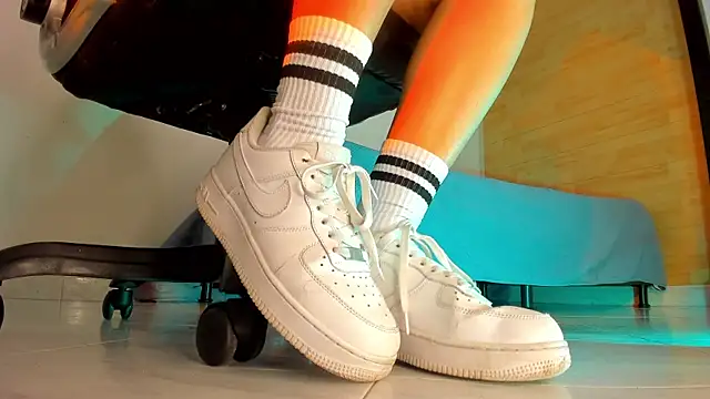 charlotte  grey online show from November 17, 2025, 11:49 am