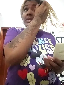 ELLA KELLY online show from November 1, 2025, 11:45 am