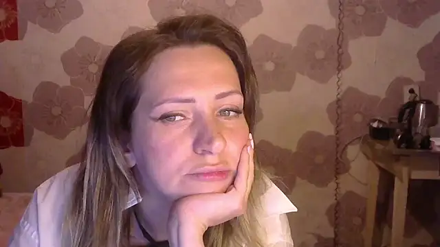 Snapshot of Queen_Daenerys chatting on September 29, 2025, 8:35 pm Queen Daenerys online show from September 29, 2025, 8:35 pm