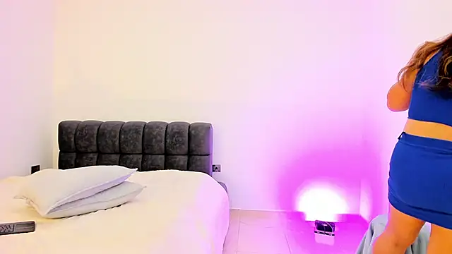 Alisson zambrano online show from April 17, 2026, 8:12 pm