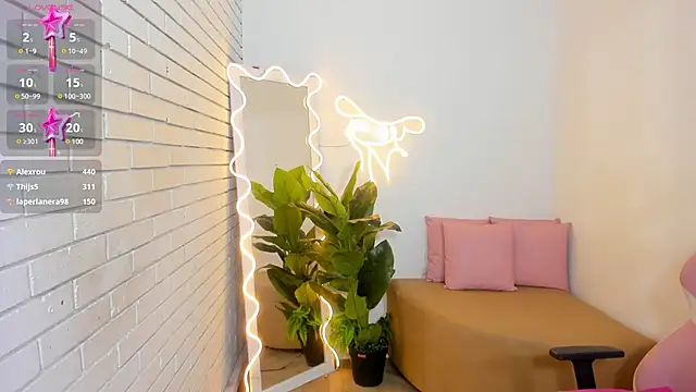 Snapshot of Chiara_tay chatting on February 6, 2025, 1:27 am Chiara tay online show from February 6, 2025, 1:27 am