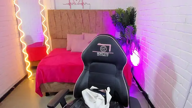 Snapshot of Chiara_tay chatting on October 14, 2025, 7:14 pm Chiara tay online show from October 14, 2025, 7:14 pm