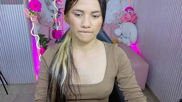 Snapshot of Chiara_tay chatting on June 2, 2026, 7:16 pm Chiara tay online show from June 2, 2026, 7:16 pm