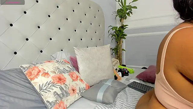 Yiseth 02 online show from February 15, 2025, 3:42 am