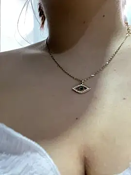 SophiaLaurens online show from March 9, 2025, 2:32 pm