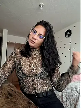 Thaliacooper  online show from October 17, 2025, 6:43 pm