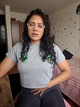 Thaliacooper  online show from March 19, 2026, 6:01 pm