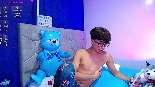 OwenBluee online show from December 2, 2024, 9:02 am