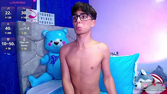 OwenBluee online show from December 4, 2024, 11:57 pm