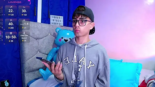 OwenBluee online show from December 31, 2024, 12:00 am