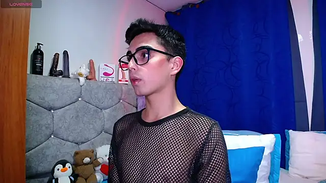 OwenBluee online show from September 30, 2025, 1:10 am