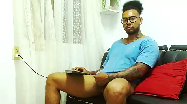 Snapshot of LewisStrong chatting on January 15, 2025, 1:02 am LewisStrong online show from January 15, 2025, 1:02 am