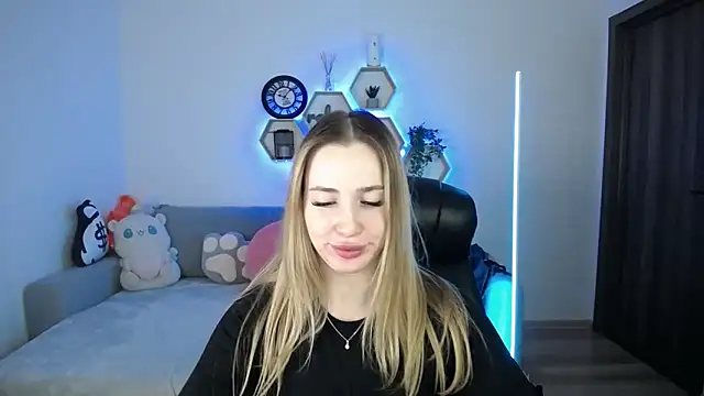 SabrinViolet online show from March 9, 2026, 9:13 am