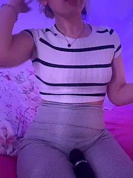 Holly-Glamour online show from December 17, 2025, 3:01 am