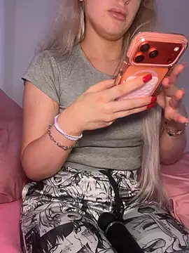 Holly-Glamour online show from December 22, 2025, 1:35 am