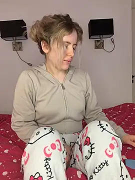 Holly-Glamour online show from April 12, 2026, 8:58 pm