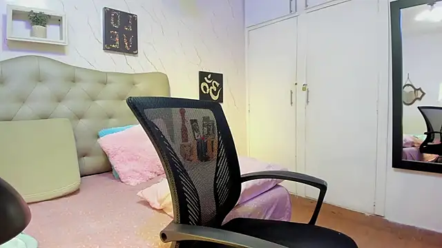 Snapshot of Antonella_Montanari chatting on October 19, 2025, 1:28 am Antonella Montanari online show from October 19, 2025, 1:28 am