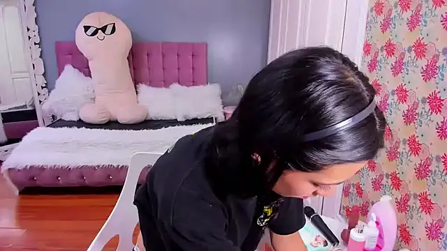 Snapshot of Iris_Stone_ chatting on December 6, 2024, 10:08 pm Iris Stone online show from December 6, 2024, 10:08 pm