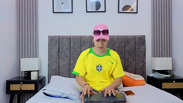 Luciana Ortiz1 online show from December 15, 2025, 1:26 pm