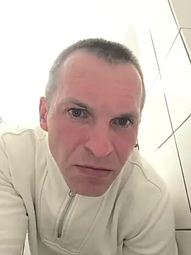 AttractiveSilk5 online show from April 23, 2026, 9:39 pm