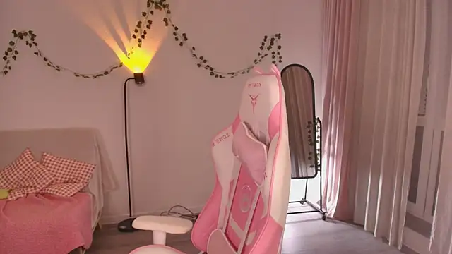 Eva Davi online show from December 23, 2025, 1:47 am