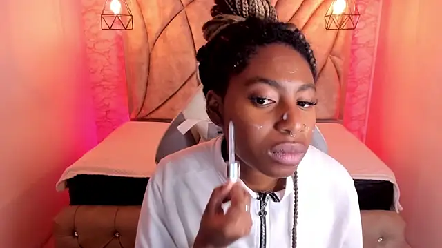 Queen perla  online show from February 19, 2025, 12:11 pm