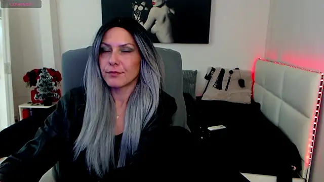 Snapshot of EvelynQueenn chatting on December 23, 2024, 12:19 pm EvelynQueenn online show from December 23, 2024, 12:19 pm