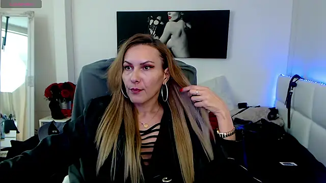 Snapshot of EvelynQueenn chatting on February 3, 2025, 10:36 am EvelynQueenn online show from February 3, 2025, 10:36 am