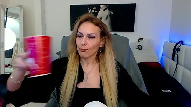 Snapshot of EvelynQueenn chatting on February 7, 2025, 5:10 am EvelynQueenn online show from February 7, 2025, 5:10 am
