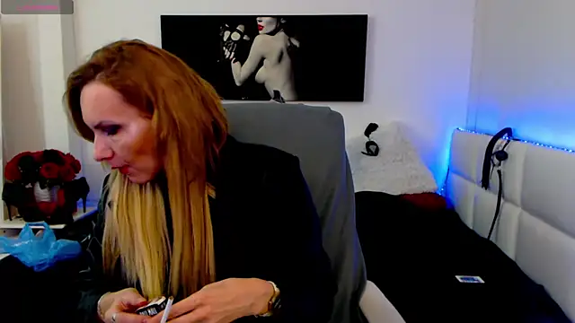 Snapshot of EvelynQueenn chatting on February 13, 2025, 10:34 am EvelynQueenn online show from February 13, 2025, 10:34 am