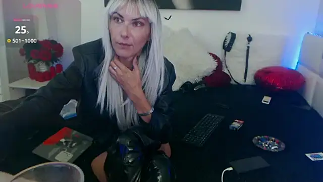 Snapshot of EvelynQueenn chatting on September 10, 2025, 4:45 am EvelynQueenn online show from September 10, 2025, 4:45 am