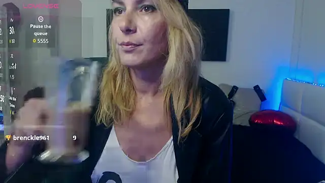 Snapshot of EvelynQueenn chatting on September 28, 2025, 8:03 pm EvelynQueenn online show from September 28, 2025, 8:03 pm