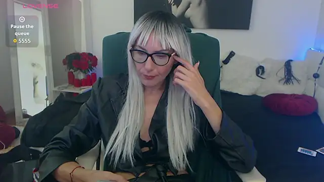 Snapshot of EvelynQueenn chatting on October 7, 2025, 5:37 am EvelynQueenn online show from October 7, 2025, 5:37 am