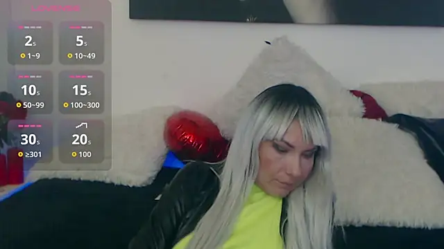 Snapshot of EvelynQueenn chatting on October 16, 2025, 8:15 am EvelynQueenn online show from October 16, 2025, 8:15 am