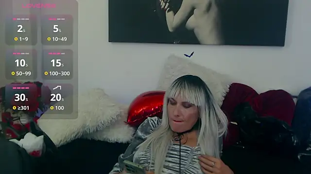 Snapshot of EvelynQueenn chatting on October 17, 2025, 6:49 am EvelynQueenn online show from October 17, 2025, 6:49 am