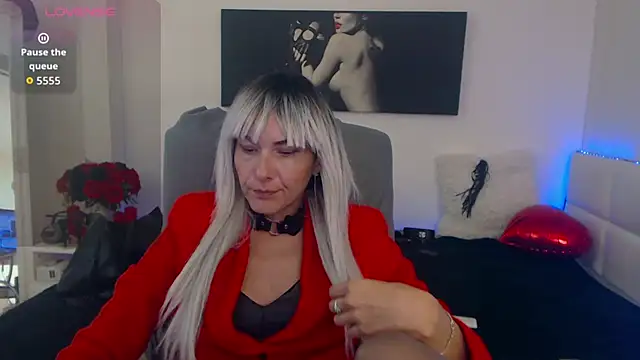 Snapshot of EvelynQueenn chatting on October 22, 2025, 3:51 am EvelynQueenn online show from October 22, 2025, 3:51 am
