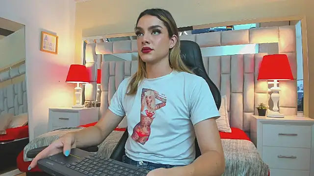 mariiahneedles online show from December 12, 2024, 10:31 pm