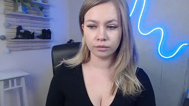 holly xglam online show from January 3, 2025, 10:52 am