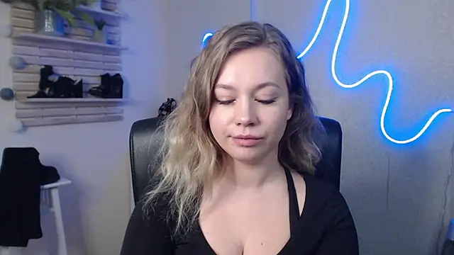 holly xglam online show from January 7, 2025, 7:42 am