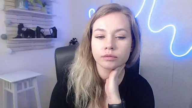 holly xglam online show from January 15, 2025, 10:17 am