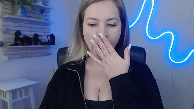 holly xglam online show from January 17, 2025, 6:26 am