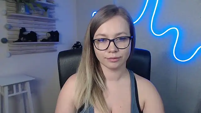 holly xglam online show from February 28, 2025, 3:15 am