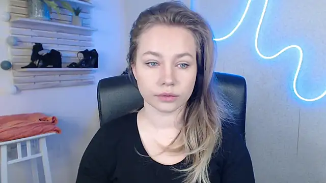 holly xglam online show from March 17, 2025, 2:19 am