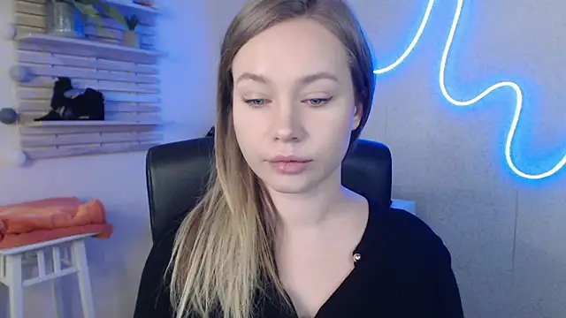 holly xglam online show from March 18, 2025, 3:20 am