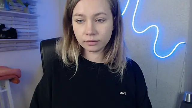 holly xglam online show from March 20, 2025, 3:23 am