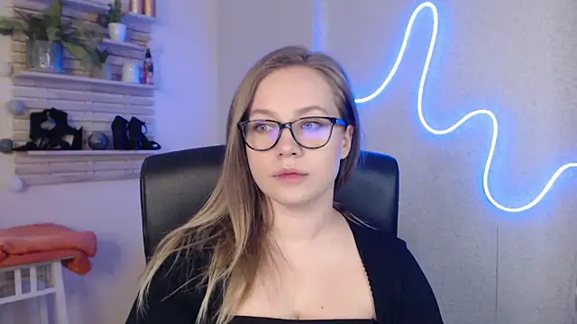 holly xglam online show from March 20, 2025, 9:02 pm