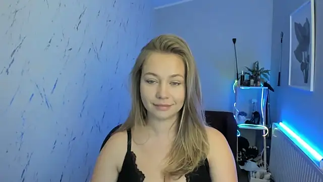 holly xglam online show from September 15, 2025, 4:29 pm