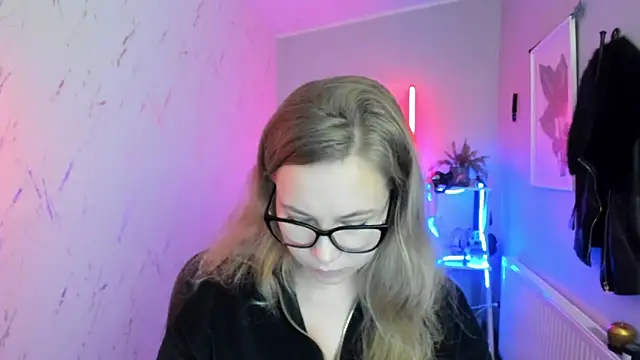 holly xglam online show from November 12, 2025, 7:03 pm