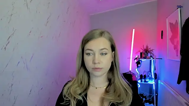 holly xglam online show from November 18, 2025, 8:35 pm