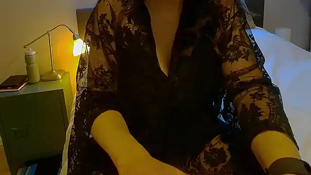 Snapshot of Ella_Next_Door chatting on January 15, 2025, 10:02 pm Ella Next Door online show from January 15, 2025, 10:02 pm